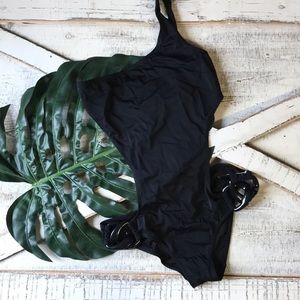 Victoria’s Secret 1 piece chain side M shoulder